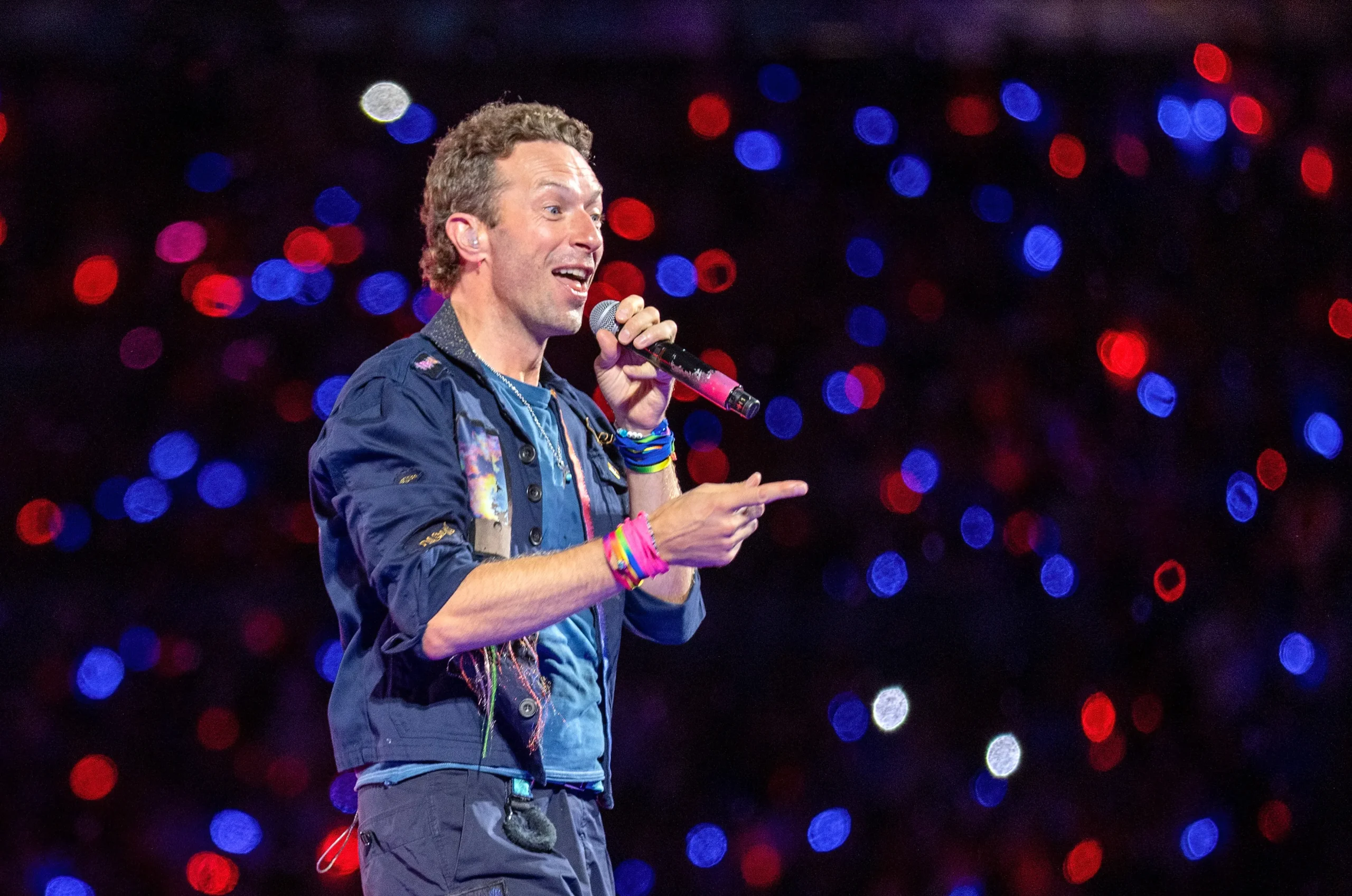 coldplay kiss cam